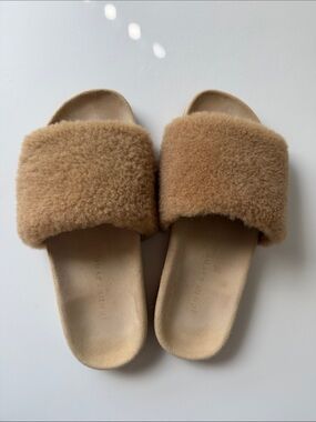 Jenni Kayne Shearling Slide Sandals in Camel/Tan